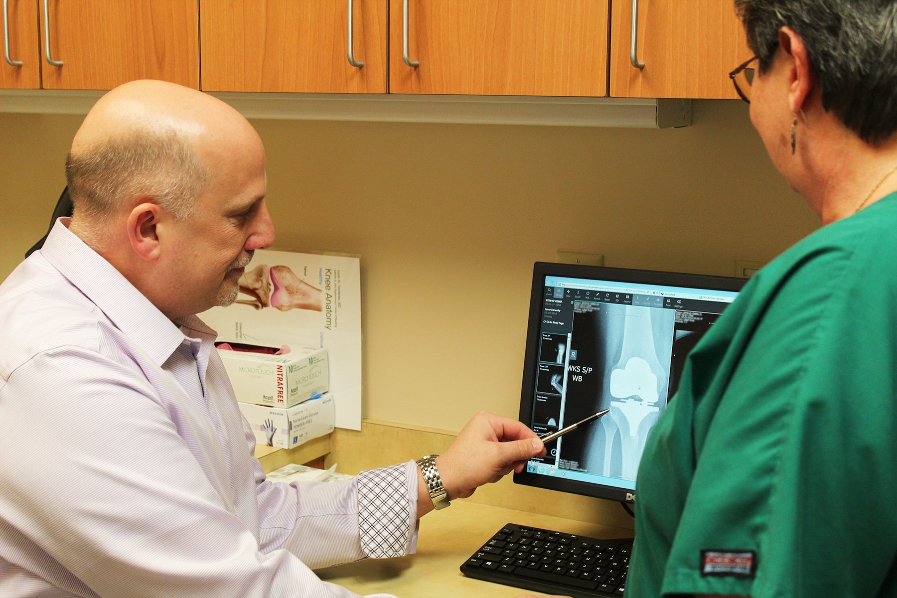 Dr Kevin Terefenko viewing a total knee replacement x-ray